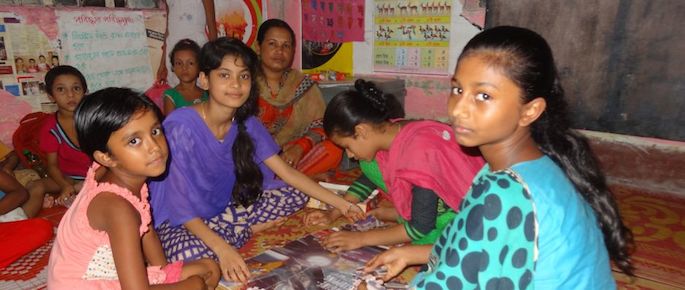 come vivono i bambini negli slum di Dacca