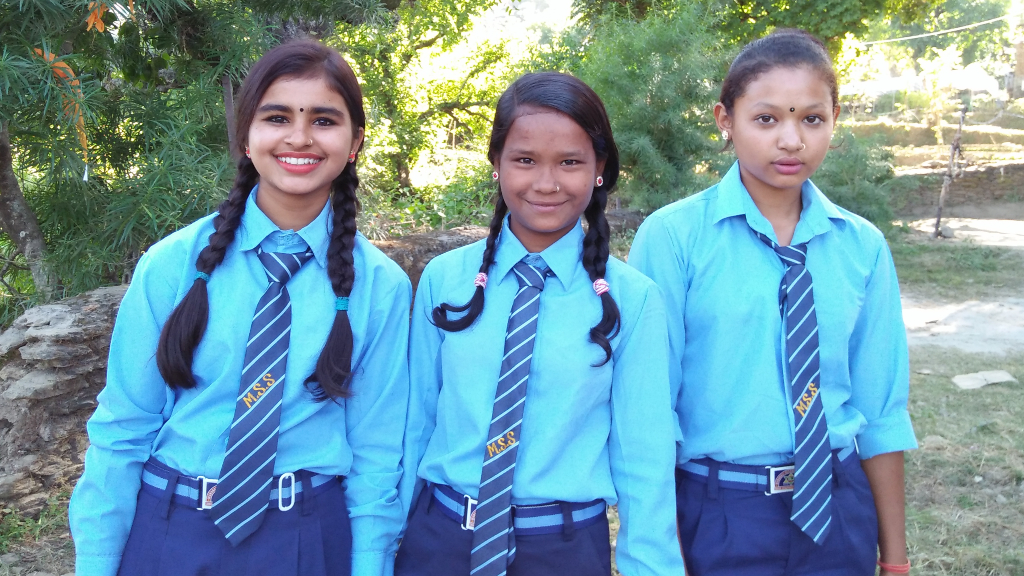 Maya insieme alle sue amiche di scuola - Nepal